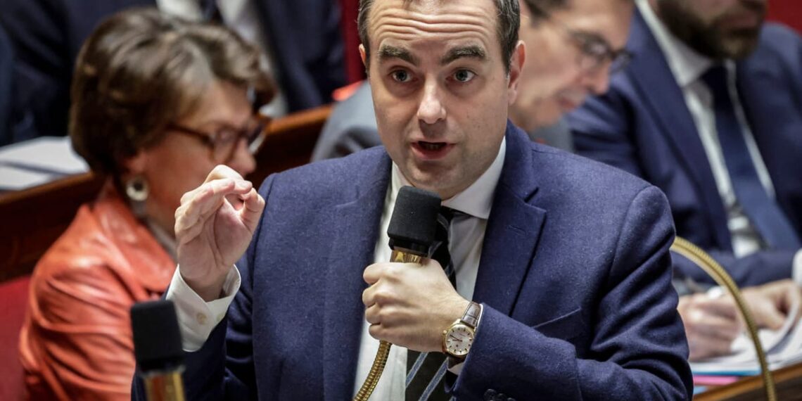 Politinė bomba Prancūzijoje: gynybos ministras atskleidė planą ir traukiasi iš prezidento rinkimų