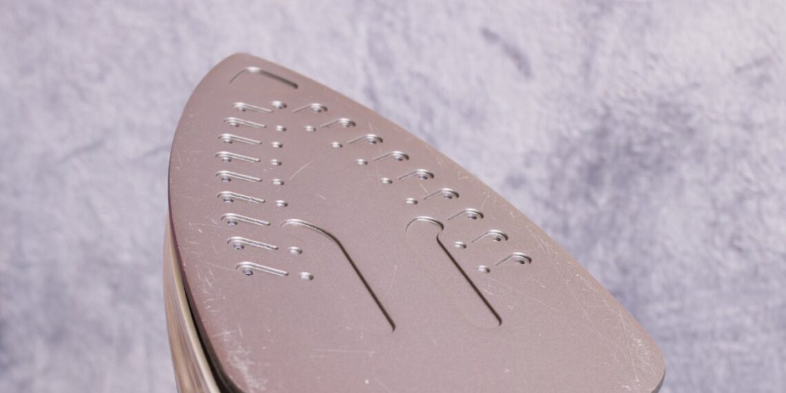 Pribloškė: atskleidė triuką, kaip per kelias minutes atnaujinti pridegusį lygintuvą