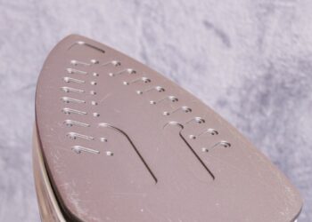 Pribloškė: atskleidė triuką, kaip per kelias minutes atnaujinti pridegusį lygintuvą