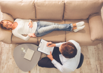 Psichologė paaiškino: kodėl žmonės sako „man dar ne taip blogai“, nors viduje kenčia