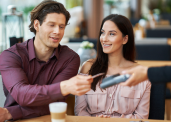 Psichologė įspėja: santykių schema „jis išlaiko, ji laiminga“ gali tyliai juos griauti