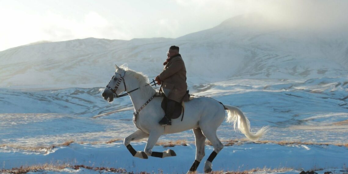 Slapta Kremliaus dovana Kimui: Putinas siunčia „stalinius žirgus“