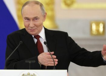 Putinas ragina darbdavius skatinti gimstamumą: siūloma parama už šeimų plėtrą