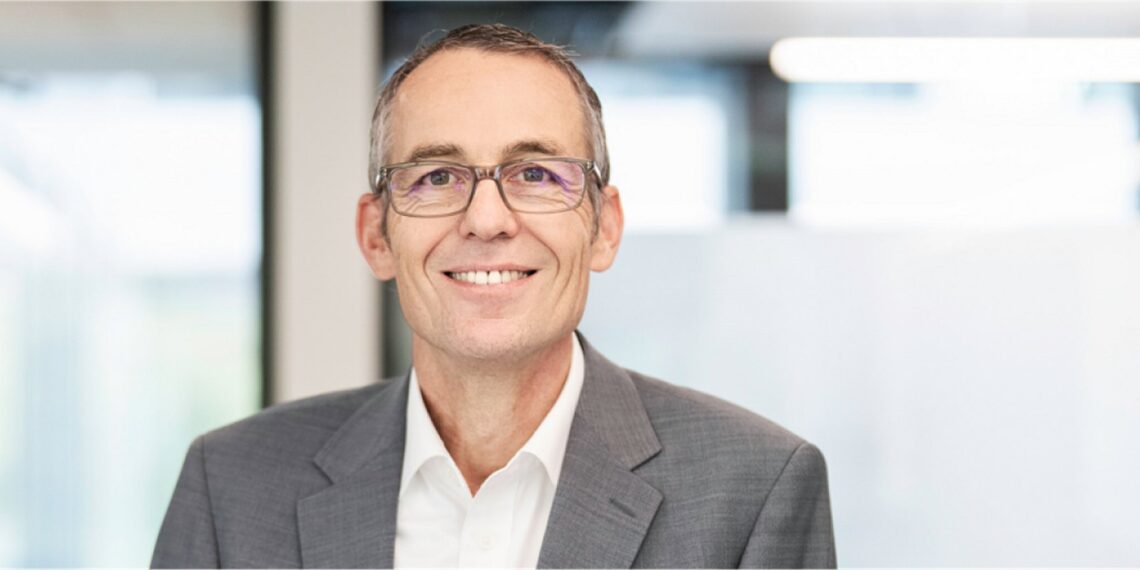 „Raiffeisen“ ekonomistas ramina rinkas, bet ekspertai mato pavojingus signalus