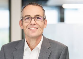 „Raiffeisen“ ekonomistas ramina rinkas, bet ekspertai mato pavojingus signalus