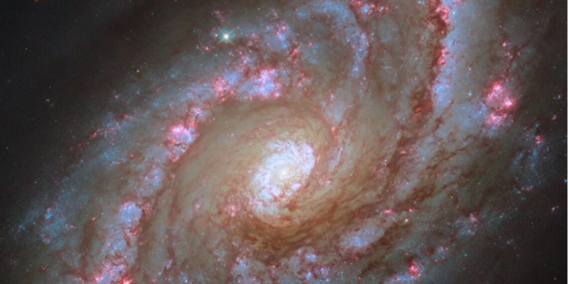 „Raudonoji bulvė“ kosmose: NASA rado milžinišką mirusią galaktiką