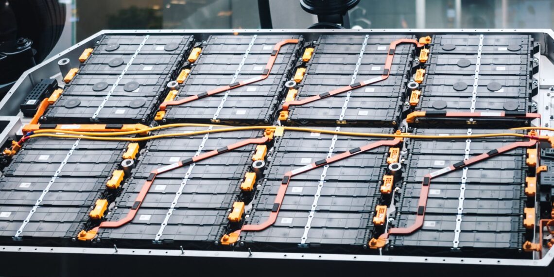 Revoliucija elektromobiliuose: nauja ličio metalo baterija įkraunama vos per 12 minučių