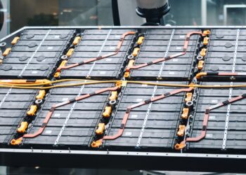 Revoliucija elektromobiliuose: nauja ličio metalo baterija įkraunama vos per 12 minučių