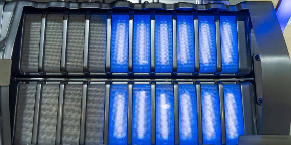 Elektromobiliuose – svarbus proveržis: naujas elektrolitas gali pakeisti baterijų ateitį