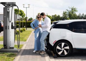 Revoliucija elektromobilių rinkoje: naujoji Schneider stotelė įkraus auto per kavos pertrauką