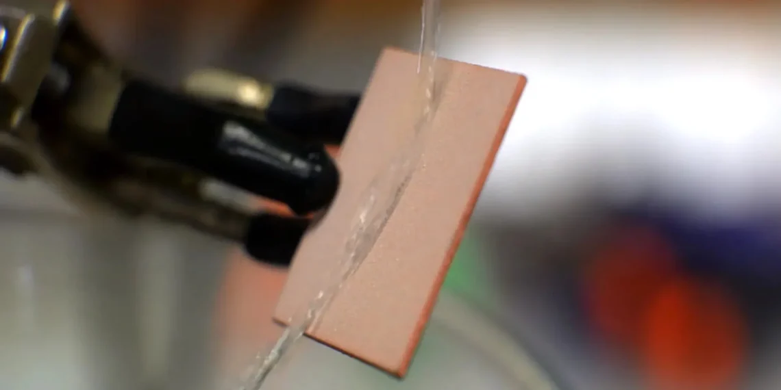 JAV mokslininkai sukūrė naują dangą, nuo kurios net karšti skysčiai nubėga akimirksniu