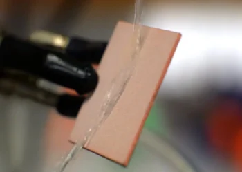 JAV mokslininkai sukūrė naują dangą, nuo kurios net karšti skysčiai nubėga akimirksniu