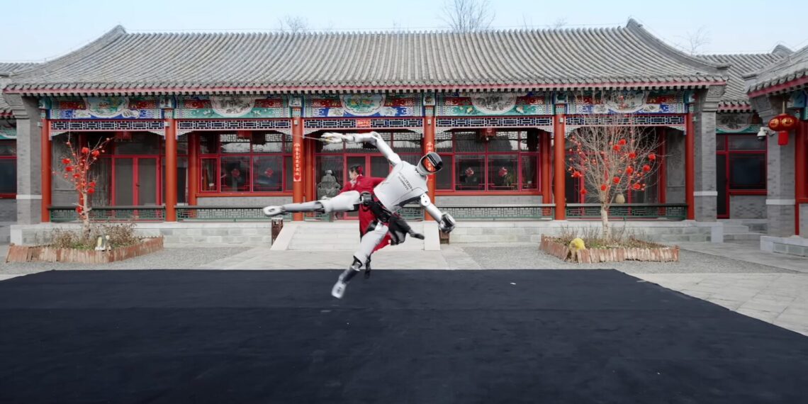 Robotų meistriškumas: L7 iš „Robotery“ pademonstravo įspūdingą šokį su kardu