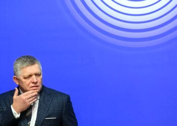 R. Fico grasina stabdyti skubią elektros pagalbą Ukrainai: įtampa dėl naftos auga