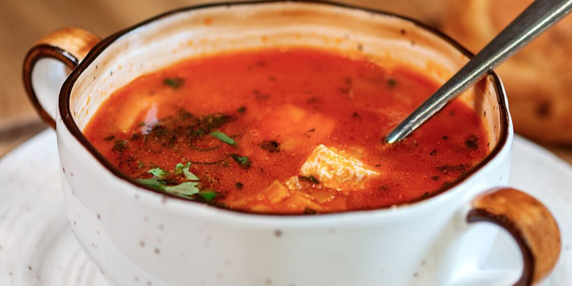 Nustebsite, ką gali vienas šaukštas: pomidorų sriuba taps sotesnė nei manėte