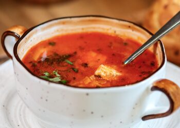 Nustebsite, ką gali vienas šaukštas: pomidorų sriuba taps sotesnė nei manėte