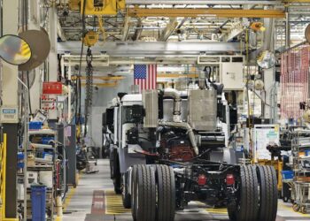 Sunkvežimių užsakymai šovė į viršų – ar rinka tikrai atsigauna?