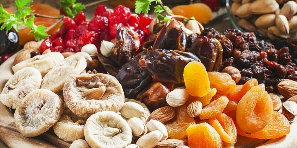 Atrodo sveika, bet… kiek cukraus iš tiesų slepia džiovinti vaisiai?