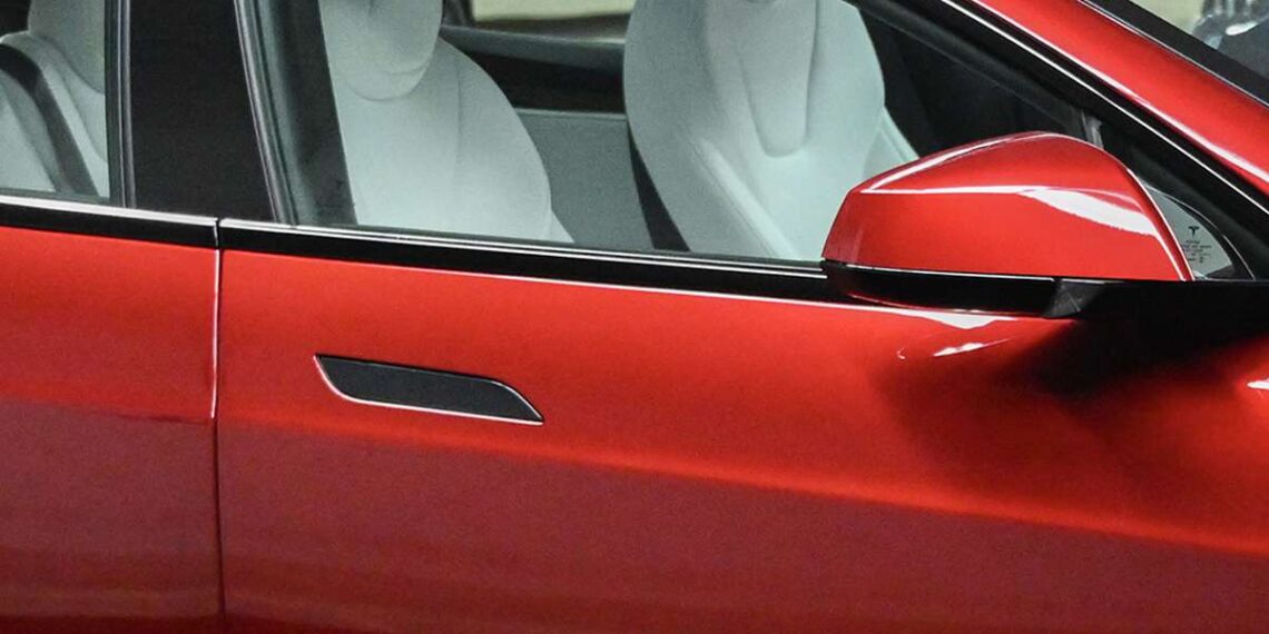JAV smogia „Tesla“ dizainui: naujas įstatymas gali pakeisti automobilių duris