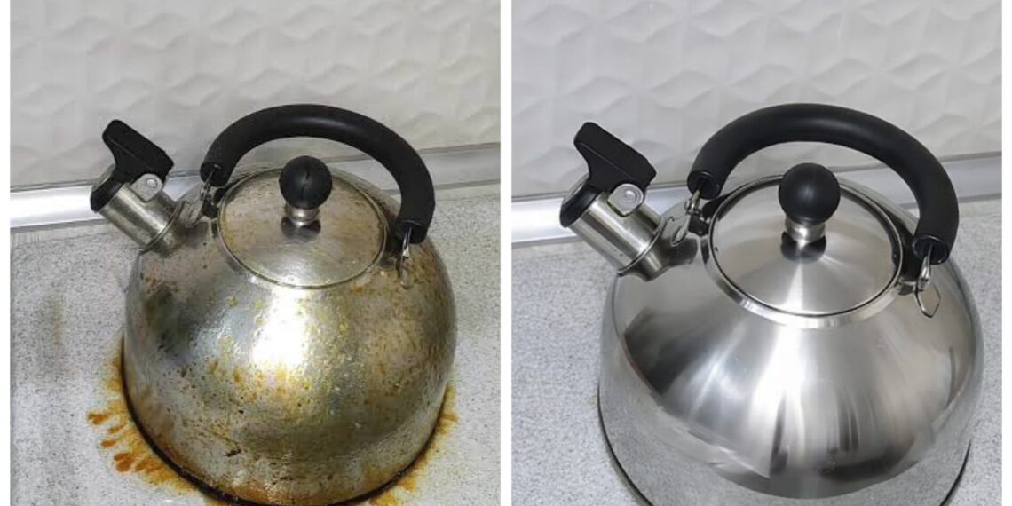 Senas arbatinukas sužibo per 5 minutes: prireikė tik 3 šaukštų paprastos priemonės