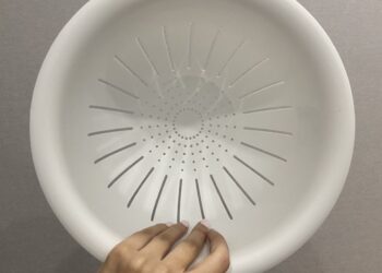 Senas plastikinis kiaurasamtis sode praverčia labiau nei manėte: triukas smulkioms sėkloms