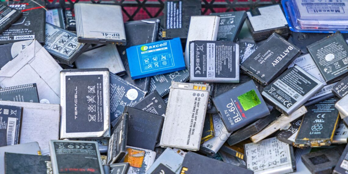 Seni telefonai taps aukso vertės? Mokslininkai sukūrė netikėtą baterijų gamybos būdą