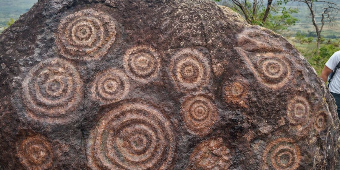 Venesueloje aptiktas tūkstantmečių senumo petroglifas su paslaptingomis žmogaus figūromis