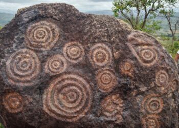 Venesueloje aptiktas tūkstantmečių senumo petroglifas su paslaptingomis žmogaus figūromis