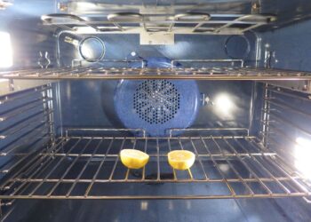 Močiutės gudrybė be chemijos: kaip per trumpą laiką išvalyti orkaitę