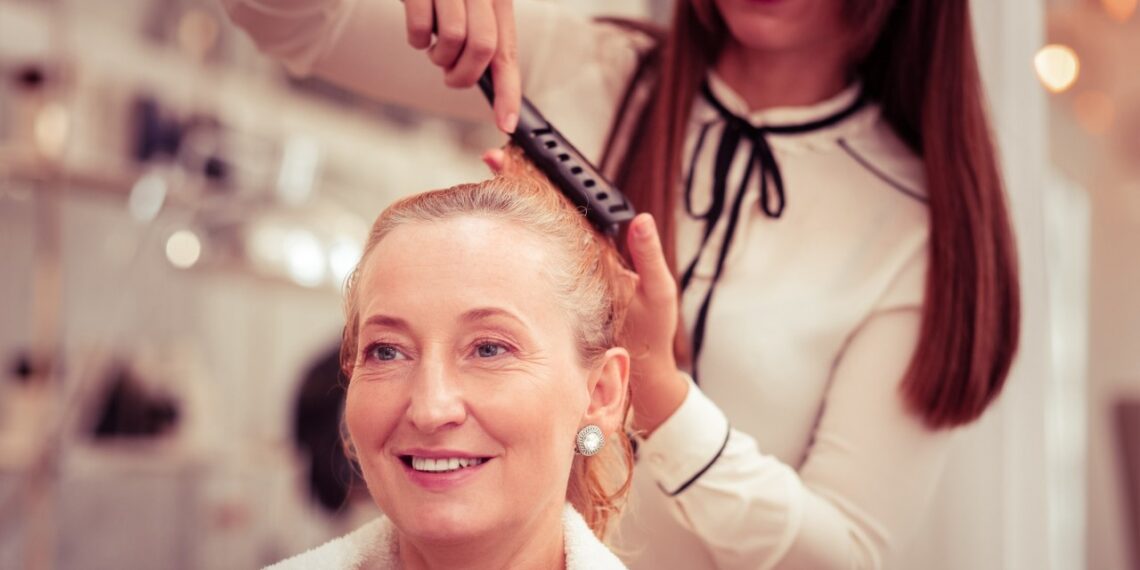 Retro dvelksmas 2026-aisiais: elegantiška šukuosena, kurią sukursite per 5 minutes