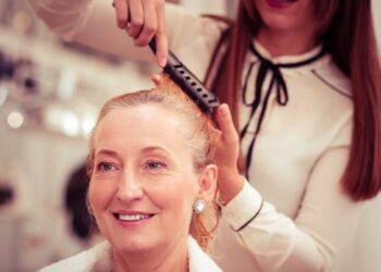 Retro dvelksmas 2026-aisiais: elegantiška šukuosena, kurią sukursite per 5 minutes