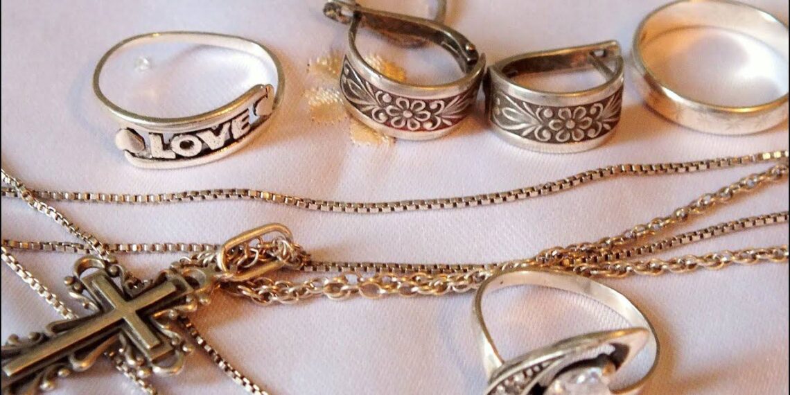 Sidabrinis kryželis buvo pajuodęs 5 metus: vienas paprastas triukas jį išvalė per 15 minučių