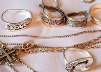 Sidabrinis kryželis buvo pajuodęs 5 metus: vienas paprastas triukas jį išvalė per 15 minučių