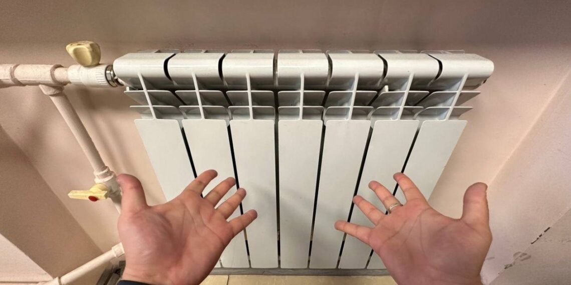 Šildymas be papildomų išlaidų: ji pastatė tai už radiatoriaus – namuose iškart šilčiau