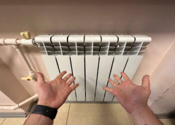 Šildymas be papildomų išlaidų: ji pastatė tai už radiatoriaus – namuose iškart šilčiau