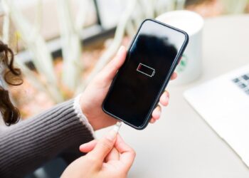 Šios populiarios programėlės žaibiškai išsękina telefono bateriją – patikrink, ar jų nenaudoji!