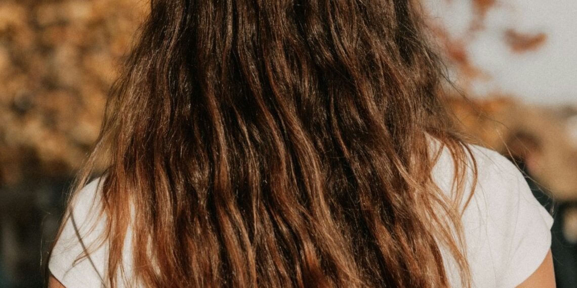 Kofeinas plaukams: kaip jis padeda mažinti slinkimą ir stiprinti šaknis