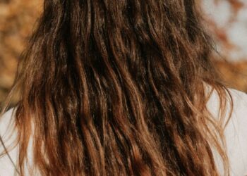 Kofeinas plaukams: kaip jis padeda mažinti slinkimą ir stiprinti šaknis
