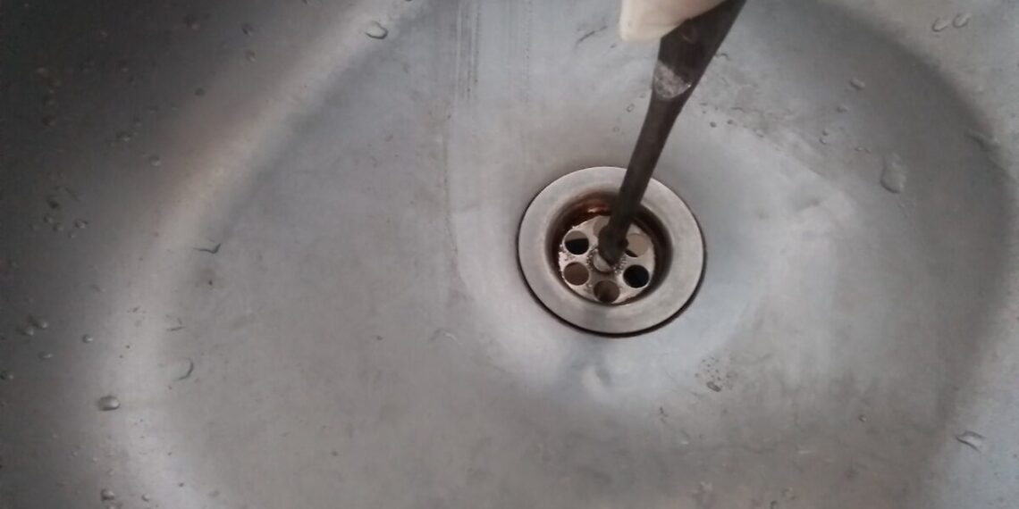 Vamzdžių valymo klaida, kuri brangiai kainuoja: kanalizacija sugadinama 9 iš 10 kartų