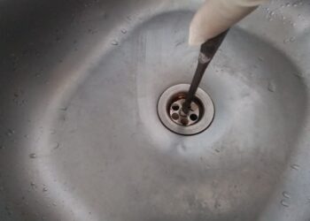 Vamzdžių valymo klaida, kuri brangiai kainuoja: kanalizacija sugadinama 9 iš 10 kartų