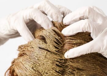 Vienas paprastas namų metodas, kuris per kelias savaites sustiprino plaukus