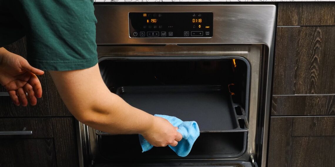 Šiurkšti, prikepusi orkaitės blėka? Pigus bulvės triukas ją nušveis taip, kad blizgės kaip nauja