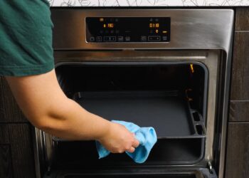 Šiurkšti, prikepusi orkaitės blėka? Pigus bulvės triukas ją nušveis taip, kad blizgės kaip nauja