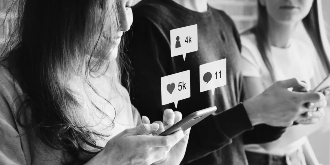 „Meta“ naujovė kelia diskusijas: dirbtinis intelektas leis „bendrauti“ su mirusiųjų paskyromis