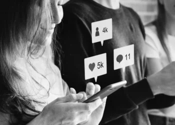 „Meta“ naujovė kelia diskusijas: dirbtinis intelektas leis „bendrauti“ su mirusiųjų paskyromis