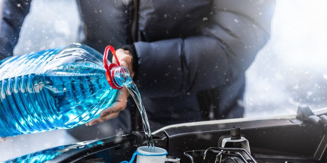 Skandalas: 80 proc. žieminių langų plovimo skysčių neveikia šaltyje – rizikuoja tūkstančiai vairuotojų