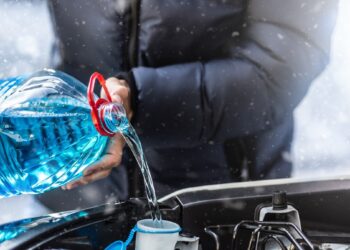 Skandalas: 80 proc. žieminių langų plovimo skysčių neveikia šaltyje – rizikuoja tūkstančiai vairuotojų