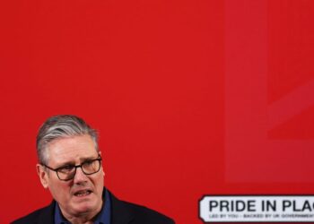 Skandalas drebina Londoną: Starmeris skubiai atsiriboja nuo buvusio štabo vadovo