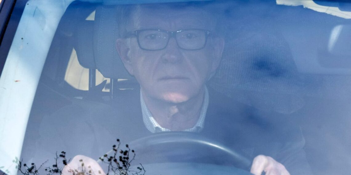 Epsteino bylos atgarsiai: užsidaro su Mandelsonu susijusi bendrovė