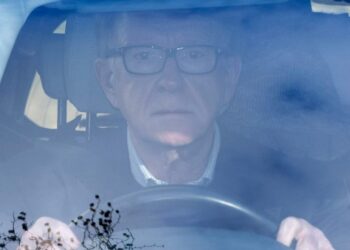 Epsteino bylos atgarsiai: užsidaro su Mandelsonu susijusi bendrovė